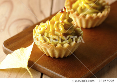 Sweet potato and ginkgo leaves on the cutting board 72467996