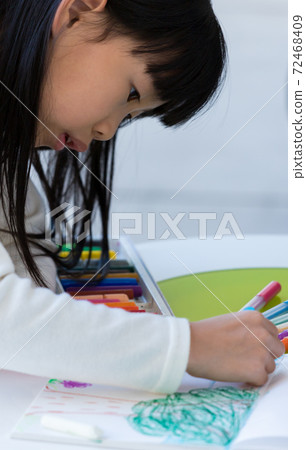 小學女孩用蠟筆劃畫 小學女孩用蠟筆劃畫 72468409