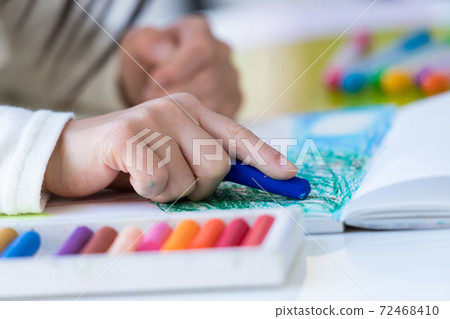 小學女孩用蠟筆劃畫 72468410