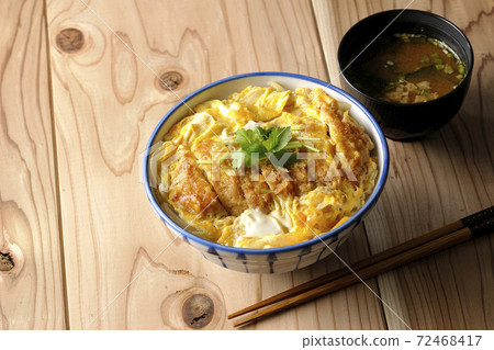 一套簡單的三葉蓋澆飯和味soup湯 一套簡單的三葉蓋澆飯和味soup湯 72468417