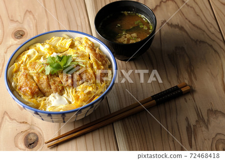 一套簡單的三葉蓋澆飯和味soup湯 72468418
