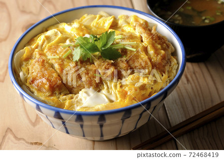 一套簡單的三葉蓋澆飯和味soup湯 一套簡單的三葉蓋澆飯和味soup湯 72468419