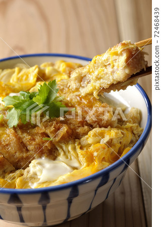 Eat a simple rice bowl with trefoil on it 72468439