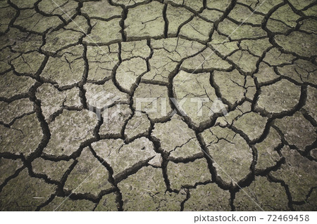 乾燥並開裂的棕褐色地面c-4亮膜狀 72469458