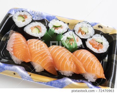 Japanese fresh fish sushi (salmon) Japanese fresh fish sushi (salmon) 72470963