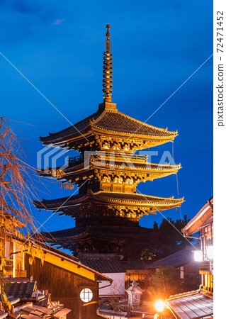 Kyoto Yasaka Tower Night View Vertical Composition Kyoto Yasaka Tower Night View Vertical Composition 72471452