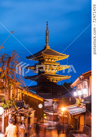 京都八坂塔夜景垂直構圖 72471459