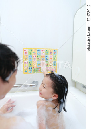 Father and 5-year-old daughter learning English in the bath 72472042