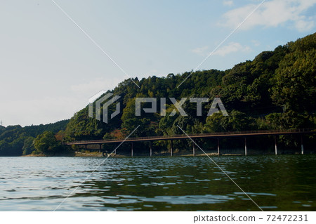景觀反映在綠色的高山和湖泊 景觀反映在綠色的高山和湖泊 72472231