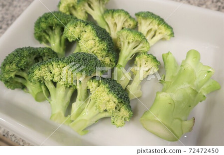 Broccoli buds and stems before boiling 72472450