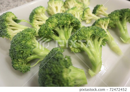 Broccoli before boiling 72472452
