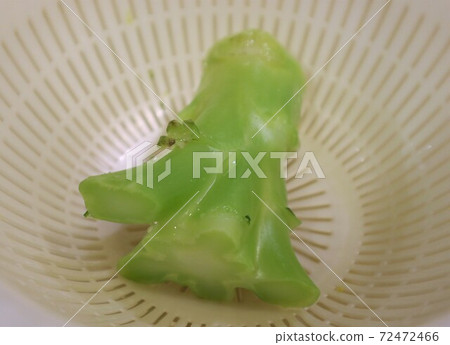 丟棄的蔬菜,水煮西蘭花莖 丟棄的蔬菜,水煮西蘭花莖 72472466