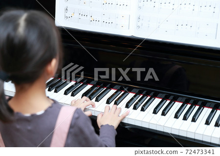 5歲女孩彈立式鋼琴 5歲女孩彈立式鋼琴 72473341