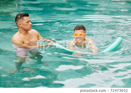 Teaching son swimming 72473632