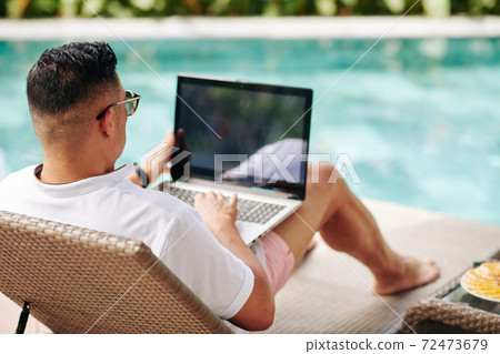 Working by swimming pool Working by swimming pool 72473679