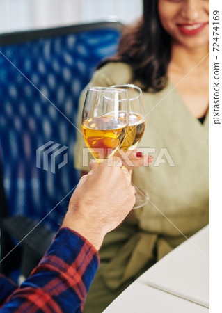 Colleagues clinking champagne glasses 72474169
