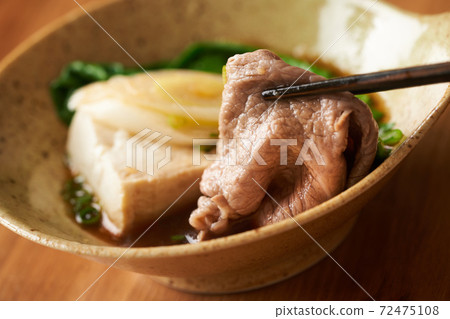 Eat shabu-shabu with ponzu sauce Eat shabu-shabu with ponzu sauce 72475108