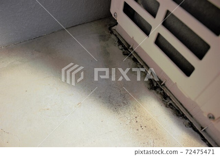 Dirty balcony around the outdoor unit 72475471