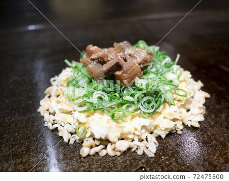 Okonomiyaki with plenty of green onions Okonomiyaki with plenty of green onions 72475800