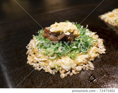 Okonomiyaki with plenty of green onions 72475802