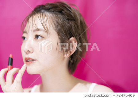 亞洲的年輕女子,應用口紅 亞洲的年輕女子,應用口紅 72476409