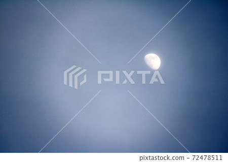 The moon on daylight, it is the natural satellite of the earth The moon on daylight, it is the natural satellite of the earth 72478511