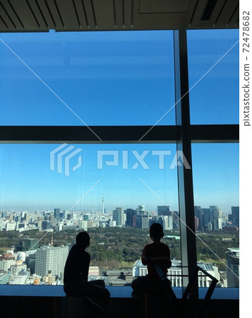 Boy brothers looking at Tokyo from the window (vertical) Boy brothers looking at Tokyo from the window (vertical) 72478682