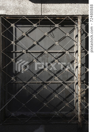 剝離的鐵窗框和舊窗戶 72480888