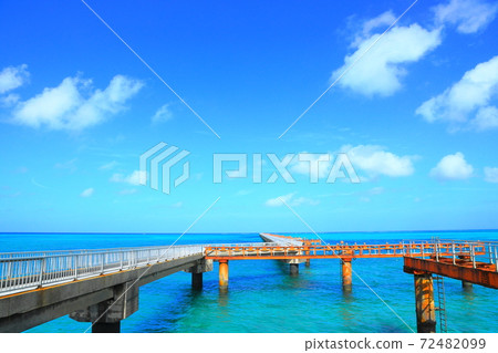 在海面延伸的跑道上的導向燈 72482099