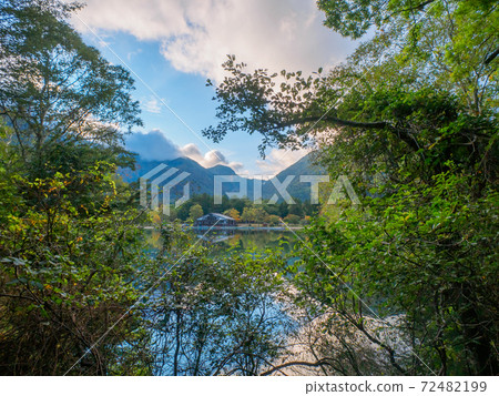 View the rest house on the opposite bank by the lake in the afternoon (Lake Yuno, Okunikko, Tochigi Prefecture) View the rest house on the opposite bank by the lake in the afternoon (Lake Yuno, Okunikko, Tochigi Prefecture) 72482199
