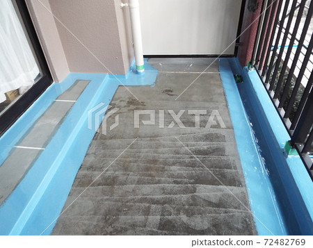 陽台上的防水工作從底漆開始 72482769