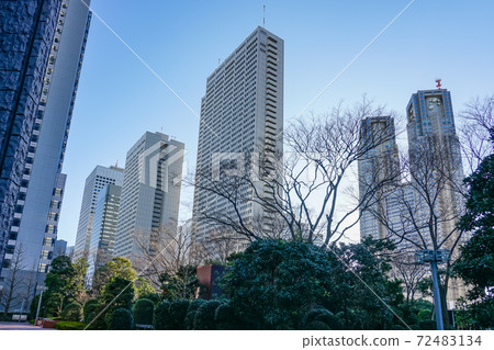 Nishi-Shinjuku skyscraper district centered on the Tokyo Metropolitan Government Building that shines in the blue sky Nishi-Shinjuku skyscraper district centered on the Tokyo Metropolitan Government Building that shines in the blue sky 72483134