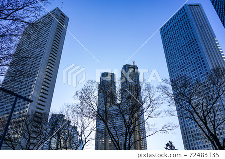 Nishi-Shinjuku skyscraper district centered on the Tokyo Metropolitan Government Building that shines in the blue sky Nishi-Shinjuku skyscraper district centered on the Tokyo Metropolitan Government Building that shines in the blue sky 72483135