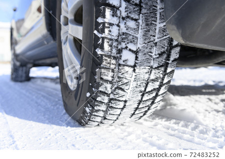 無釘輪胎在雪地上 72483252