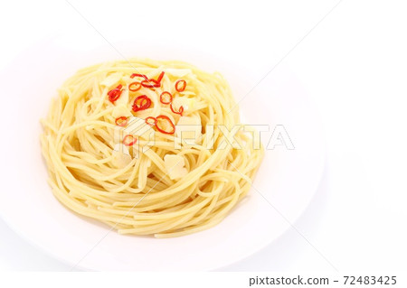Peperoncino簡單麵食白色背景 Peperoncino簡單麵食白色背景 72483425