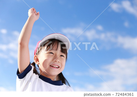 一個穿著運動服參加幼兒園運動會的女孩 72484361