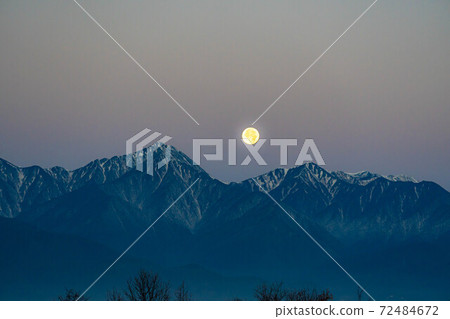 Northern Alps where the full moon sets [Nagano Prefecture] 72484672