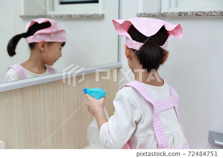5歲女孩幫助清潔浴缸 5歲女孩幫助清潔浴缸 72484751