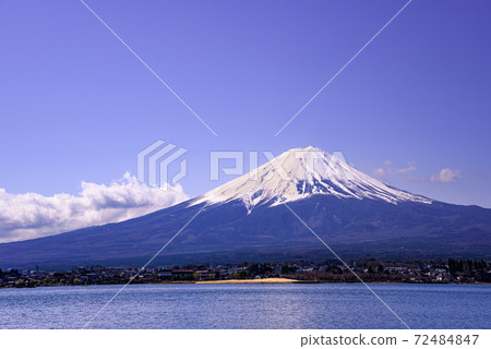 Lake Kawaguchi and Mt. Fuji with snow makeup Lake Kawaguchi and Mt. Fuji with snow makeup 72484847
