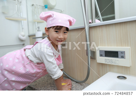 A 5-year-old girl helping to clean the bath 72484857