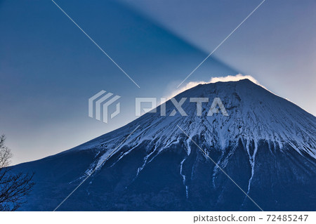 Mt. Fuji sunrise over Lake Tanuki Mt. Fuji sunrise over Lake Tanuki 72485247