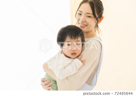 抱著嬰兒的兒童護士 72485644