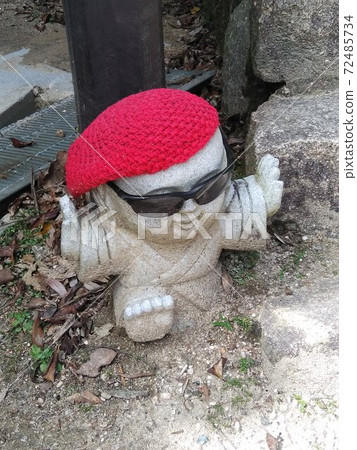 在山路上遇到的時髦地藏 72485734