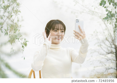 使用智能手機進行視頻通話的女人 72485956