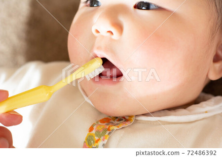 嬰兒如何刷牙 72486392