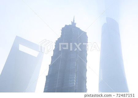 晨霧中的上海摩天大樓 晨霧中的上海摩天大樓 72487151