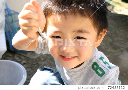 抓一條魚的男孩 72488112
