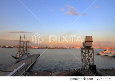 Yokohama Hammerhead, a tourist attraction in the evening 72488260