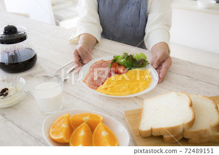 炒雞蛋早餐，麵包和西餐 72489151