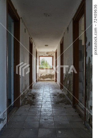 Abandoned building interior 72489636